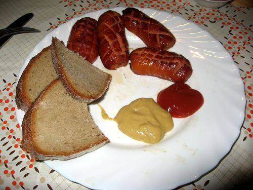 800px-Buřty,_hořtice,_kečup,_chleba